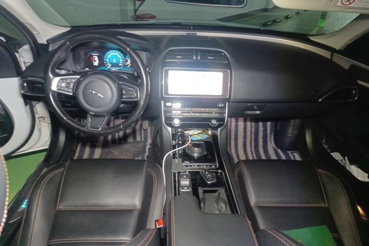 Used Jaguar XEL 2019 2.0T 200 PS Deluxe Edition Center Console