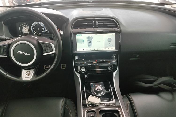 Used Jaguar XEL 2019 2.0T 200 PS Deluxe Edition Center Console