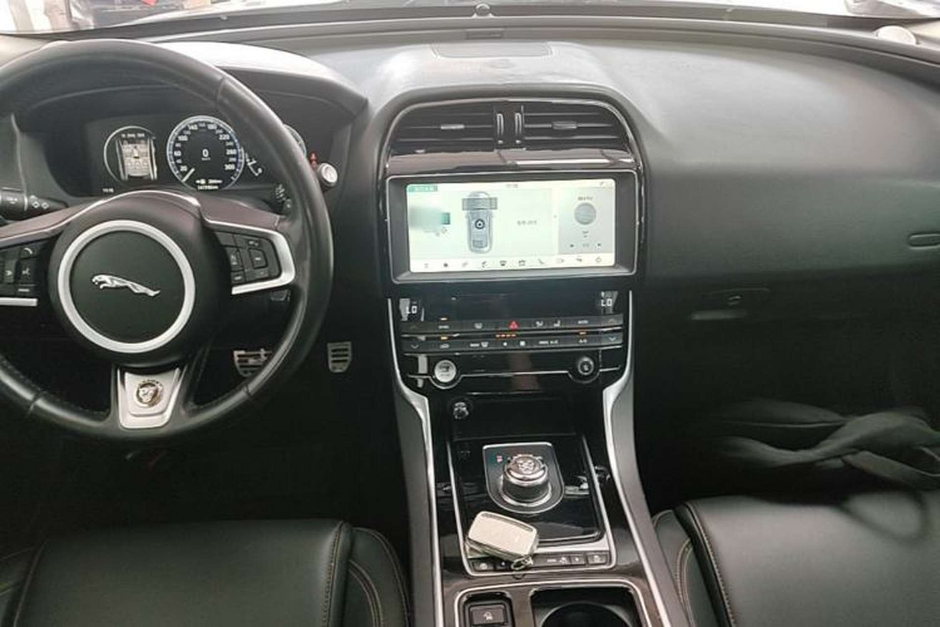Used Jaguar XEL 2019 2.0T 200 PS Deluxe Edition Center Console