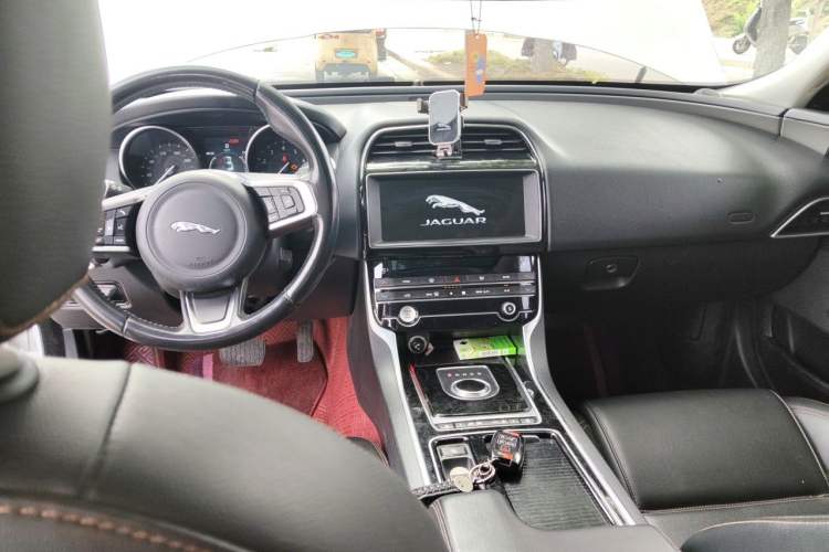 Used Jaguar XEL 2019 2.0T 200 PS Luxury Edition Center Console