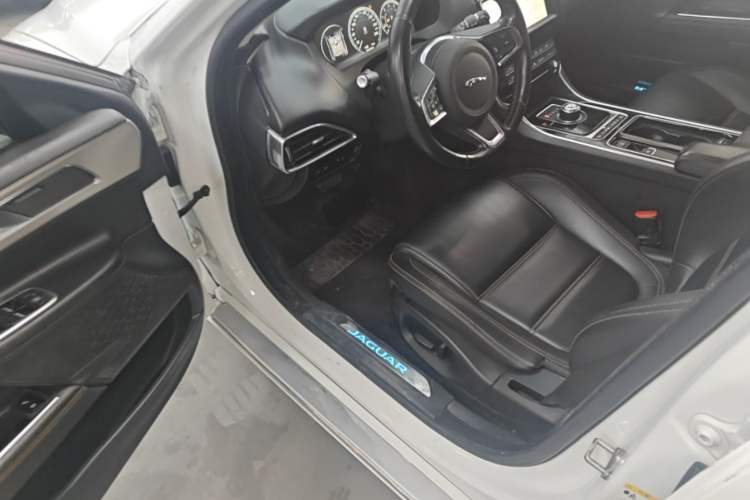 Used Jaguar XEL 2019 2.0T 200 PS Deluxe Edition Driver Seat