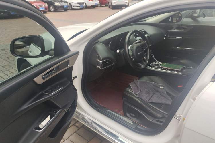 Used Jaguar XEL 2019 2.0T 200 PS Deluxe Edition Driver Seat