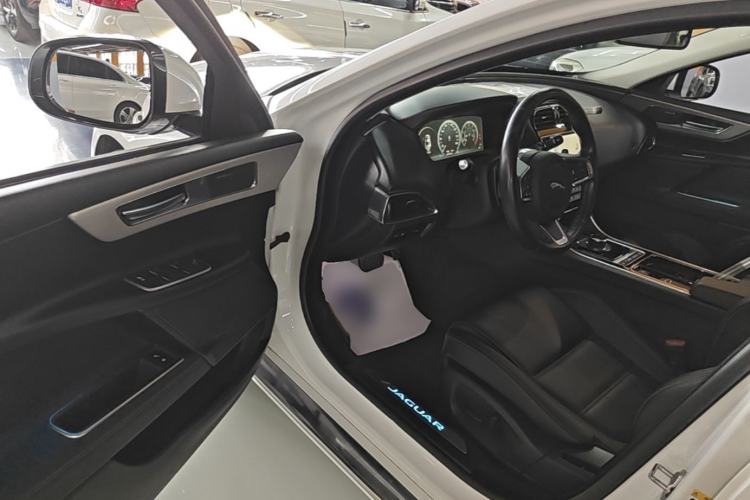 Used Jaguar XEL 2019 2.0T 200 PS Deluxe Edition Driver Seat