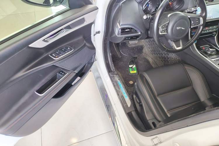 Used Jaguar XEL 2019 2.0T 200 PS Luxury Edition Driver Seat