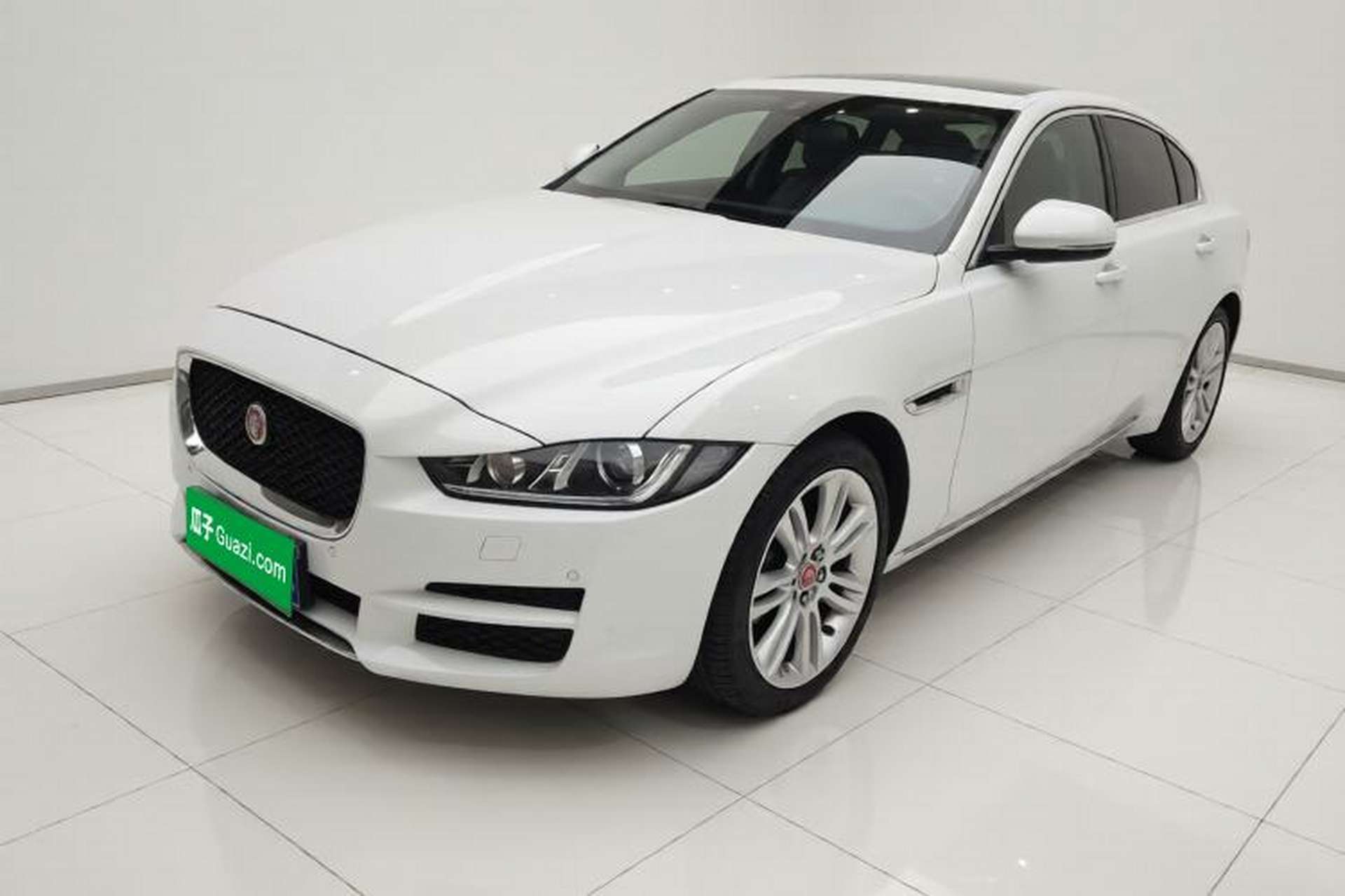 Used Jaguar XEL 2019 2.0T 200 PS Deluxe Edition Front Left 45 Deg