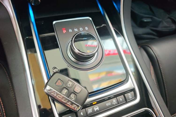 Used Jaguar XEL 2019 2.0T 200 PS Luxury Edition Gear Lever