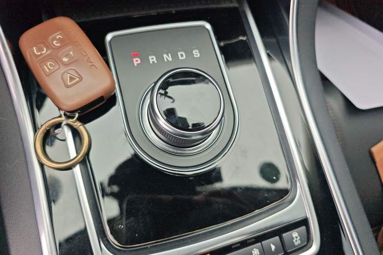 Used Jaguar XEL 2019 2.0T 200 PS Luxury Edition Gear Lever