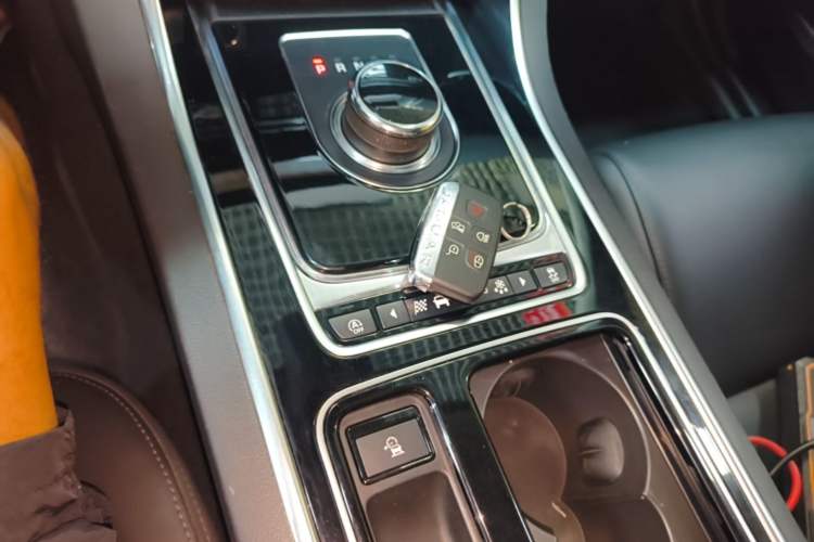 Used Jaguar XEL 2019 2.0T 200 PS Elite Edition Gear Lever