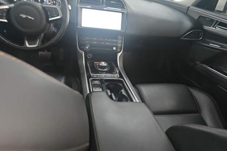 Used Jaguar XEL 2019 2.0T 200 PS Deluxe Edition Gear Lever