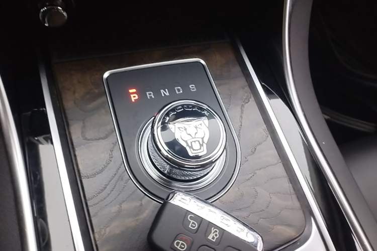 Used Jaguar XEL 2019 2.0T 200 PS Deluxe Edition Gear Lever
