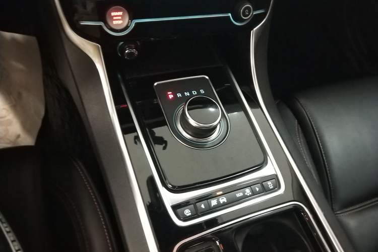 Used Jaguar XEL 2019 2.0T 200 PS Deluxe Edition Gear Lever