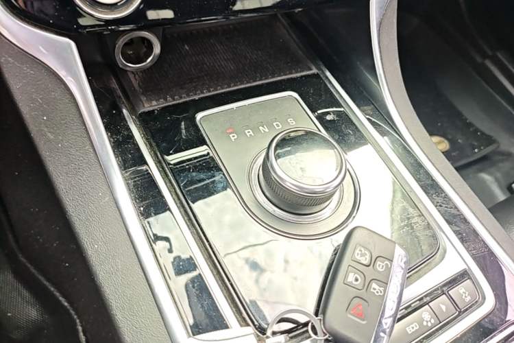 Used Jaguar XEL 2019 2.0T 200 PS Elite Edition Gear Lever