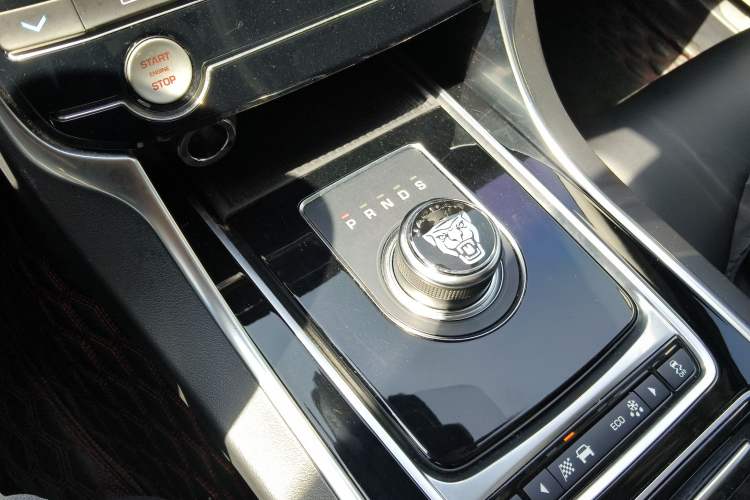 Used Jaguar XEL 2019 2.0T 250 PS Premium Edition Gear Lever