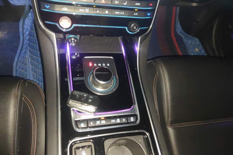 Used Jaguar XEL 2019 2.0T 200 PS Deluxe Edition Gear Lever