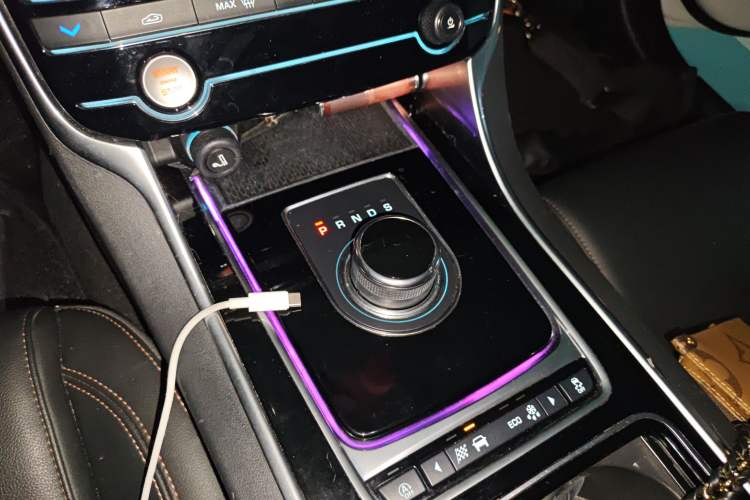 Used Jaguar XEL 2019 2.0T 200 PS Deluxe Edition Gear Lever