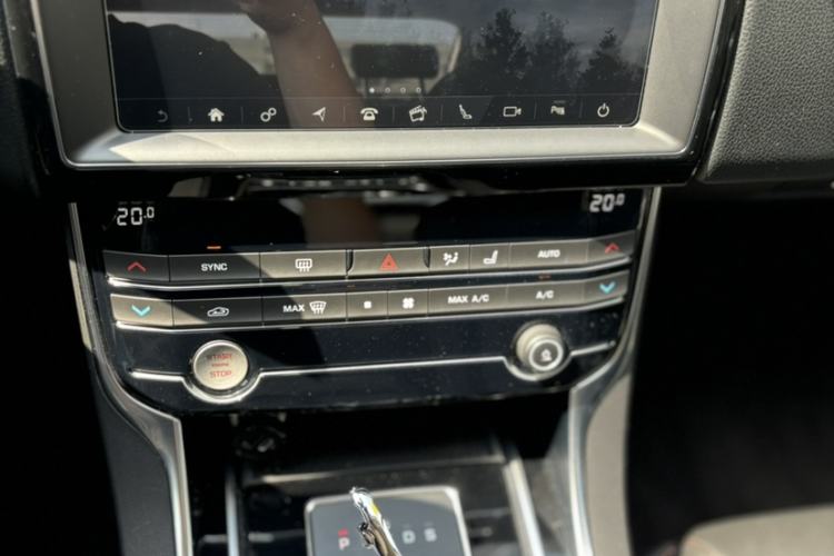 Used Jaguar XEL 2019 2.0T 200 PS Deluxe Edition Gear Lever