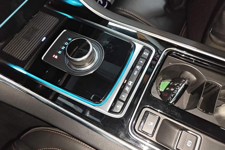 Used Jaguar XEL 2019 2.0T 200 PS Deluxe Edition Gear Lever