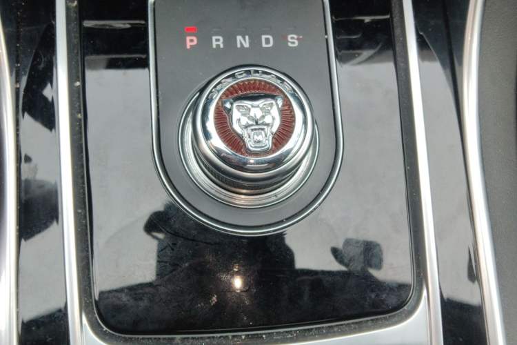 Used Jaguar XEL 2019 2.0T 200 PS Deluxe Edition Gear Lever