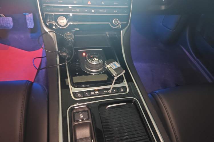 Used Jaguar XEL 2019 2.0T 200 PS Elite Edition Gear Lever