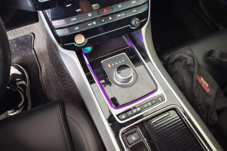 Used Jaguar XEL 2019 2.0T 200 PS Luxury Edition Gear Lever