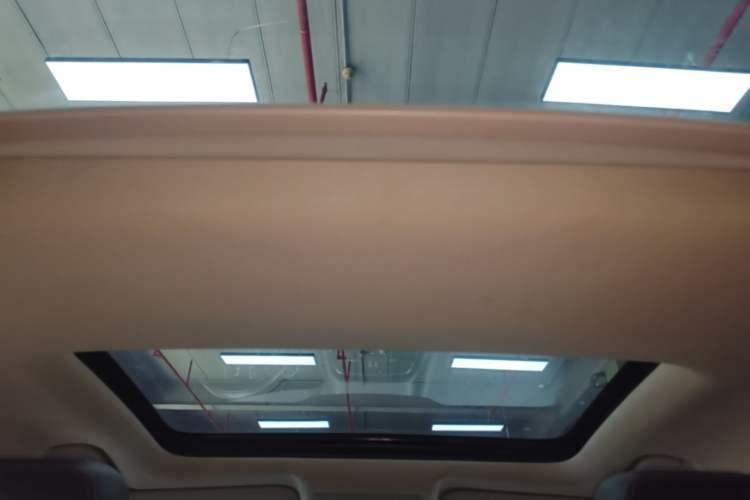 Used Jaguar XEL 2019 2.0T 200 PS Deluxe Edition Headliner