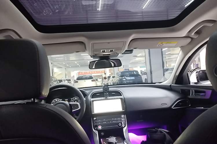Used Jaguar XEL 2019 2.0T 200 PS Deluxe Edition Headliner