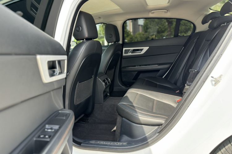Used Jaguar XEL 2019 2.0T 200 PS Deluxe Edition Headliner