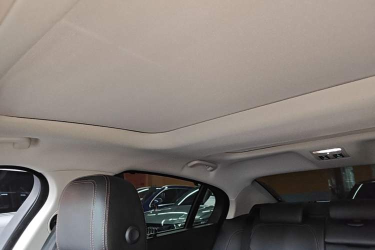 Used Jaguar XEL 2019 2.0T 200 PS Deluxe Edition Headliner