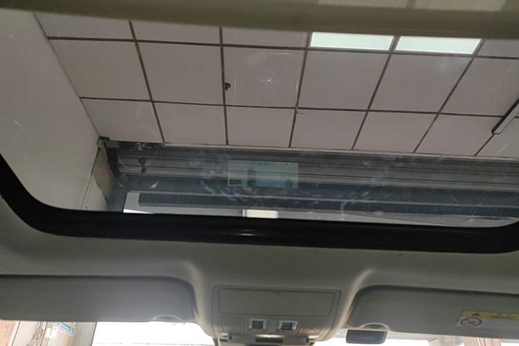 Used Jaguar XEL 2019 2.0T 200 PS Deluxe Edition Headliner