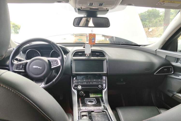 Used Jaguar XEL 2019 2.0T 200 PS Luxury Edition Headliner
