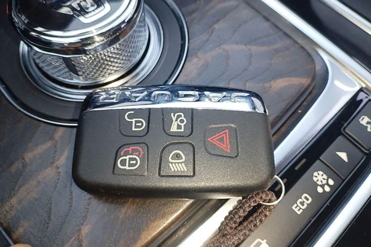 Used Jaguar XEL 2019 2.0T 200 PS Deluxe Edition Interior 1