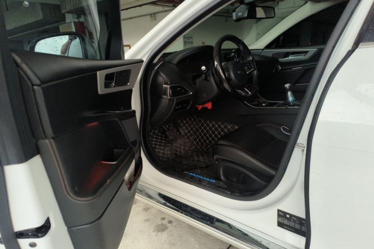 Used Jaguar XEL 2019 2.0T 200 PS Deluxe Edition Interior 3