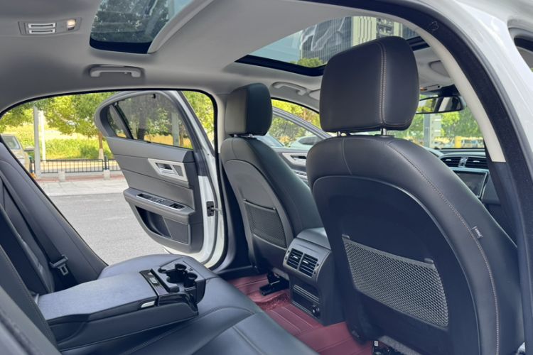 Used Jaguar XEL 2019 2.0T 200 PS Luxury Edition Interior 4