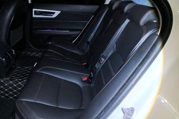 Used Jaguar XEL 2019 2.0T 200 PS Deluxe Edition Interior 4