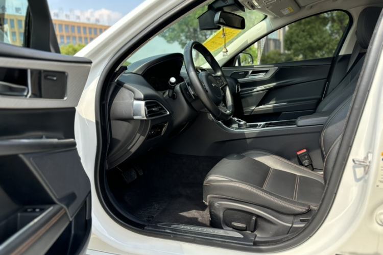 Used Jaguar XEL 2019 2.0T 200 PS Deluxe Edition Interior 4