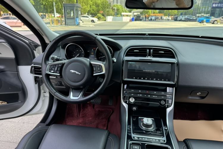 Used Jaguar XEL 2019 2.0T 200 PS Luxury Edition Interior 8