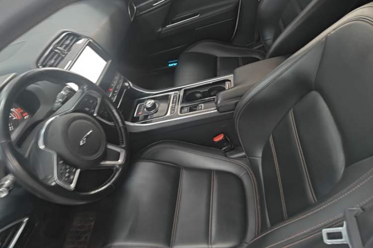 Used Jaguar XEL 2019 2.0T 200 PS Deluxe Edition Left Front Seat