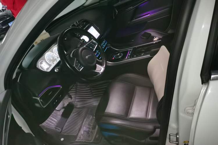 Used Jaguar XEL 2019 2.0T 200 PS Deluxe Edition Left Front Seat
