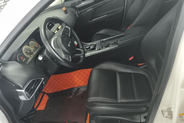 Used Jaguar XEL 2019 2.0T 200 PS Deluxe Edition Left Front Seat