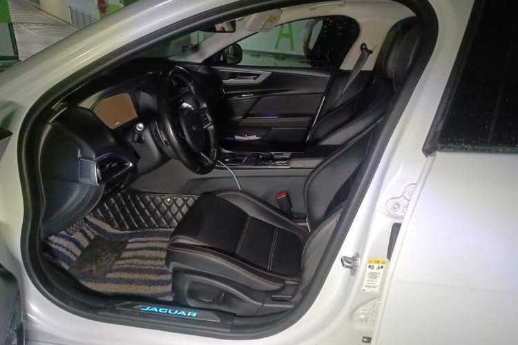 Used Jaguar XEL 2019 2.0T 200 PS Deluxe Edition Left Front Seat