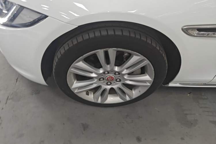Used Jaguar XEL 2019 2.0T 200 PS Deluxe Edition Left Front Wheel Hub
