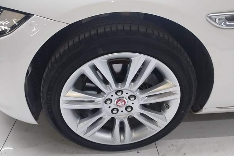 Used Jaguar XEL 2019 2.0T 200 PS Deluxe Edition Left Front Wheel Hub