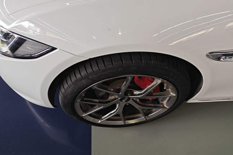 Used Jaguar XEL 2019 2.0T 200 PS Deluxe Edition Left Front Wheel Hub