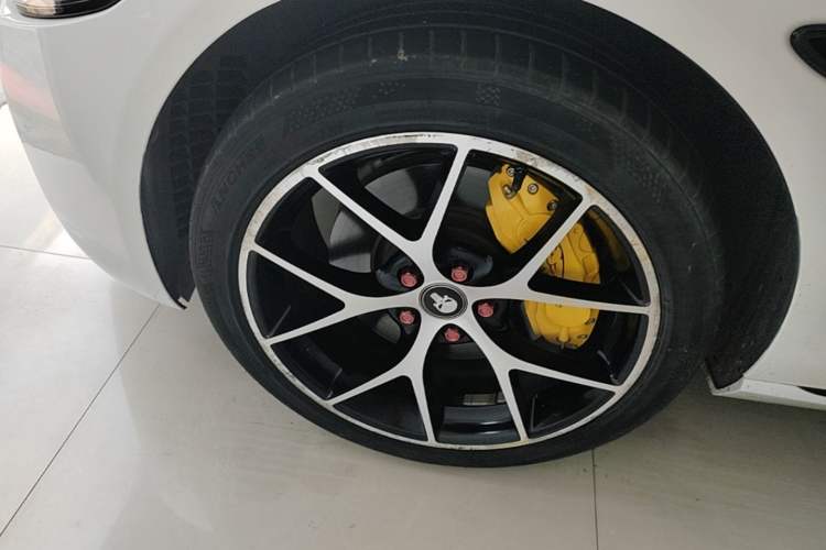 Used Jaguar XEL 2019 2.0T 200 PS Deluxe Edition Left Front Wheel Hub