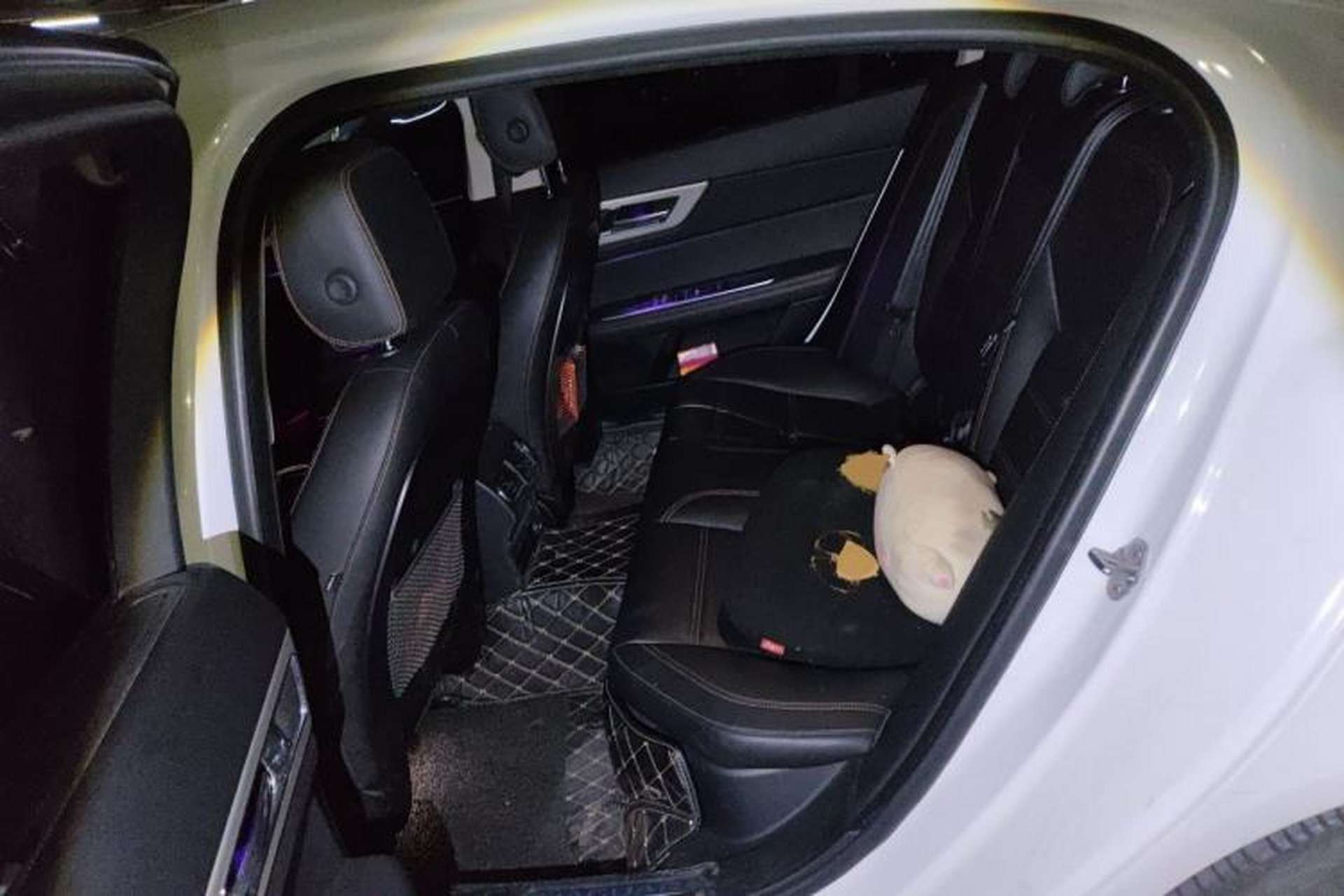 Used Jaguar XEL 2019 2.0T 200 PS Deluxe Edition Left Rear Seat