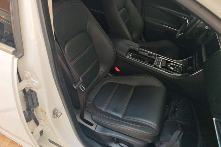 Used Jaguar XEL 2019 2.0T 200 PS Luxury Edition Right Front Seat