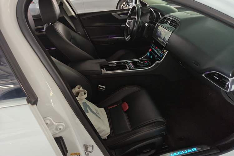 Used Jaguar XEL 2019 2.0T 200 PS Luxury Edition Right Front Seat