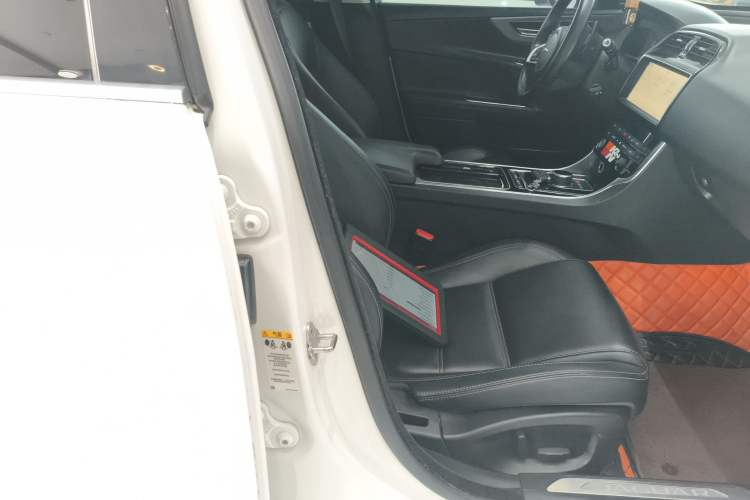 Used Jaguar XEL 2019 2.0T 200 PS Deluxe Edition Right Front Seat
