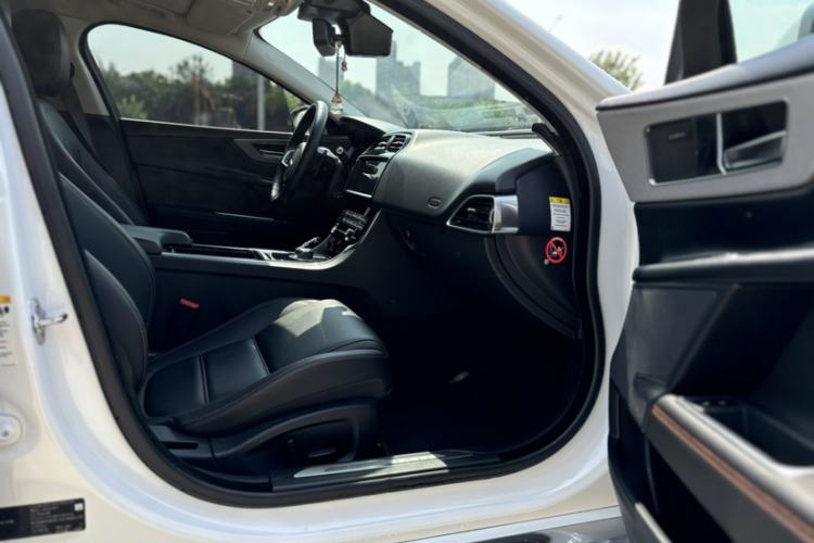 Used Jaguar XEL 2019 2.0T 200 PS Deluxe Edition Right Front Seat
