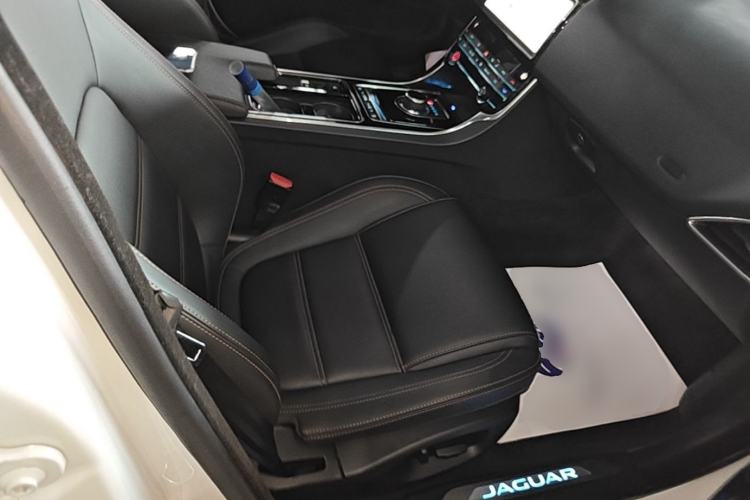 Used Jaguar XEL 2019 2.0T 200 PS Deluxe Edition Right Front Seat